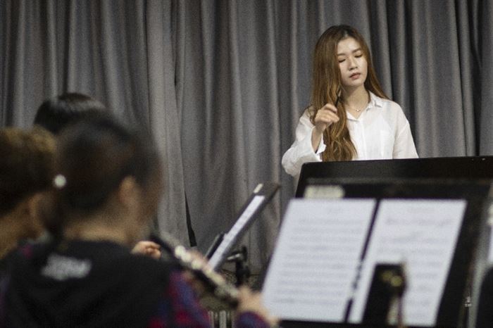 Chae-Yoon Park working with musicians during rehearsal